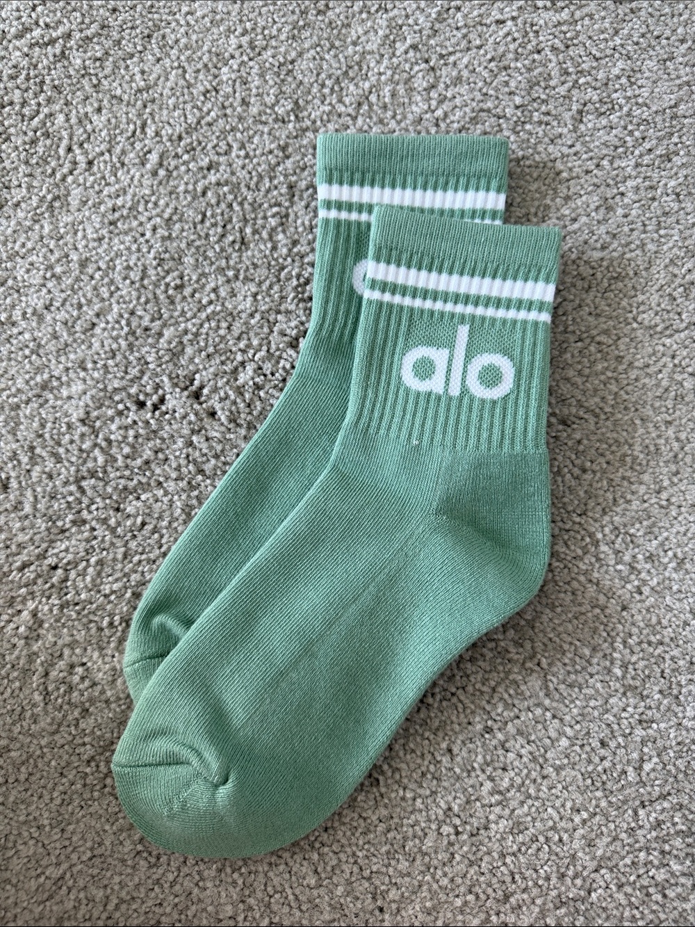 ALO Unisex Half-Crew Throwback Sock in Green